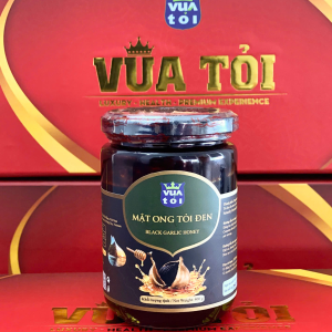 Hũ mật ong tỏi đen Vua Tỏi chụp trước hộp quà đỏ