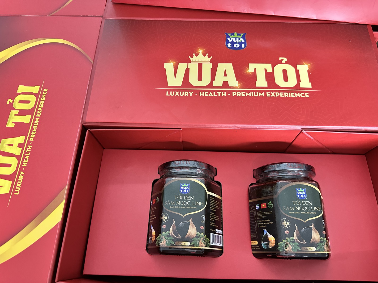 Bộ quà biếu Vua Tỏi mở hộp với 2 hũ Tỏi đen Sâm Ngọc Linh 500ml